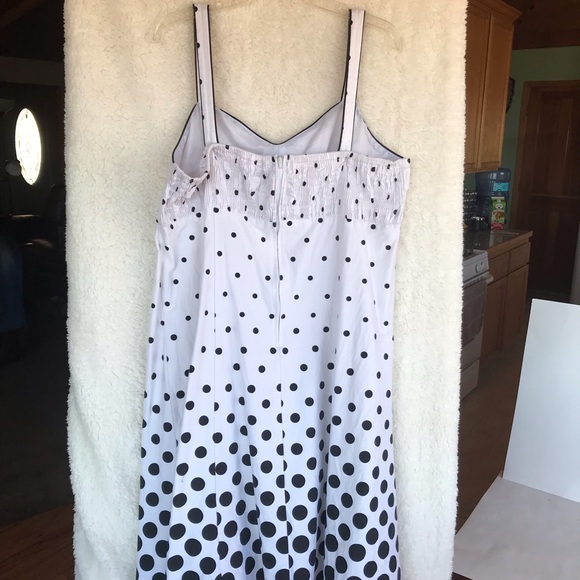 Polka dot dress with adjustable straps. Only worn once, like new - Picture 3 of 3